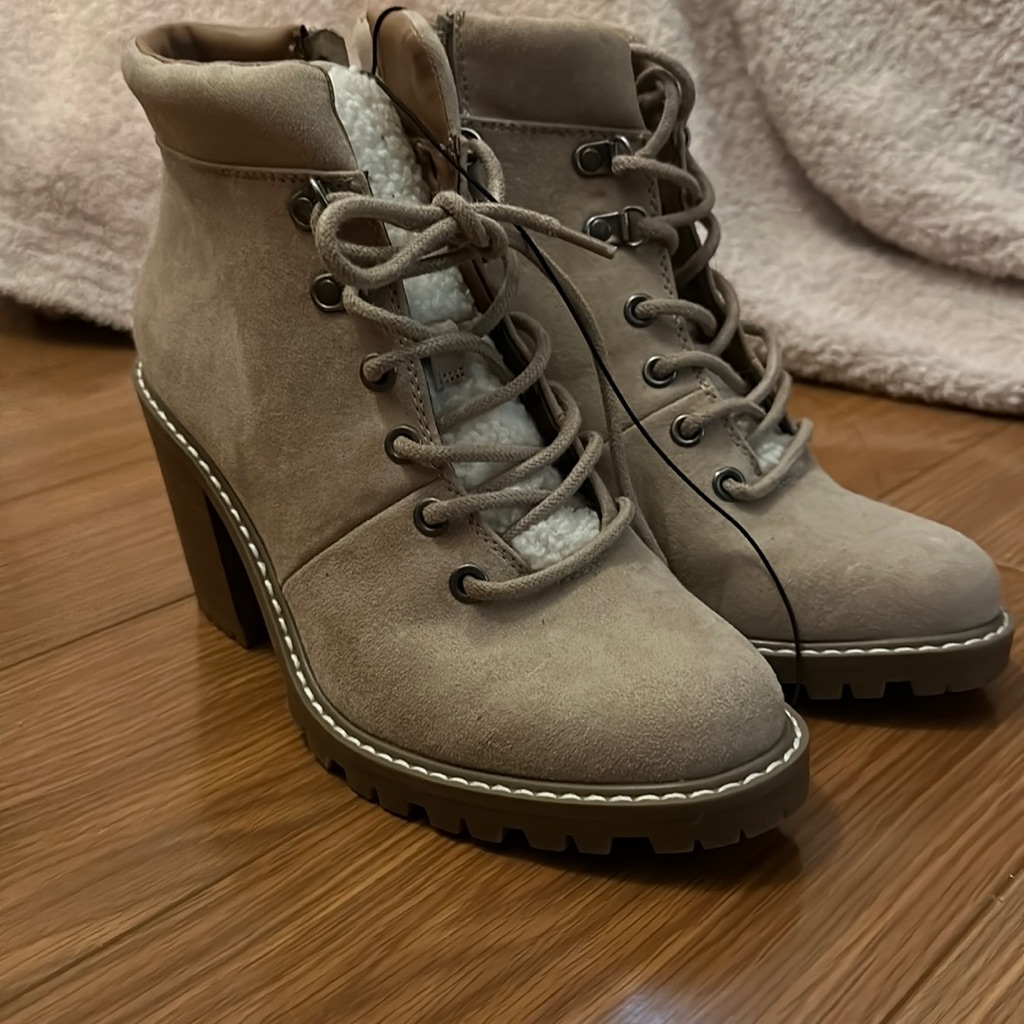*Nwt* Universal Thread Booties